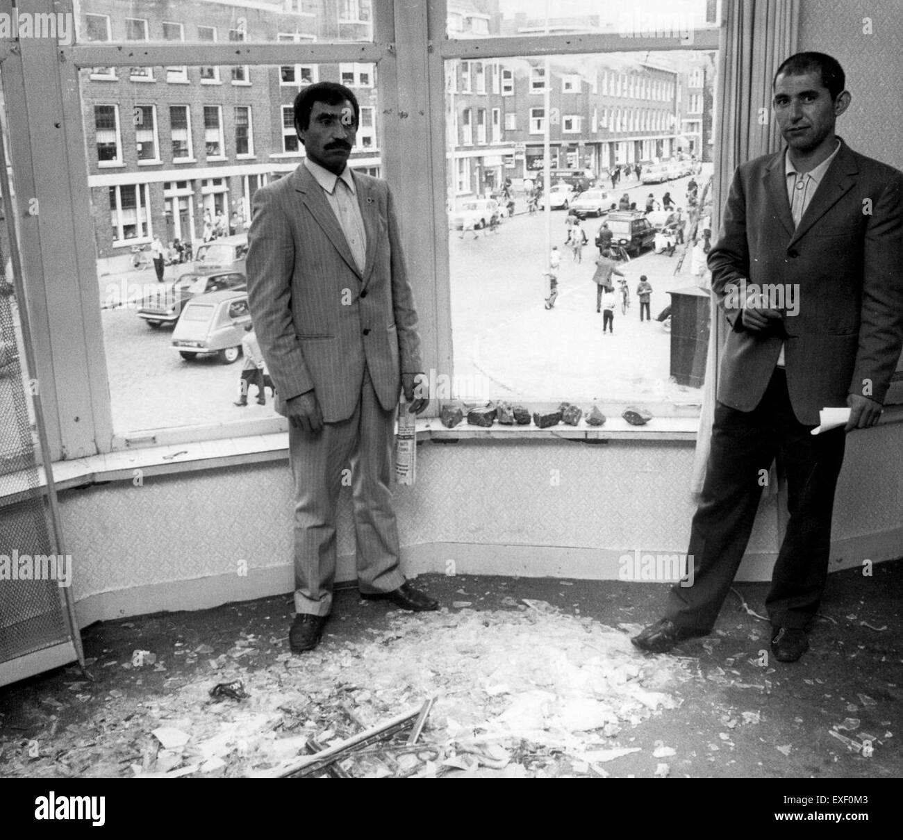 L'area di Afrikaanderbuurt a Rotterdam ha visto notevoli disordini, con finestre frantumate durante le rivolte. Questa immagine cattura le conseguenze della violenza, mostrando il vetro frantumato per le strade. Foto Stock