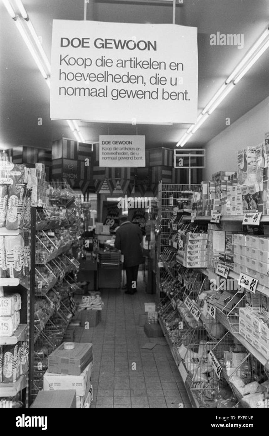 Questo poster mette in guardia contro l’accumulazione, un messaggio spesso diffuso in periodi di crisi o incertezza, come la pandemia di COVID-19. L'immagine consiglia di evitare acquisti eccessivi nei supermercati, incoraggiando un comportamento di acquisto responsabile durante le emergenze. Foto Stock