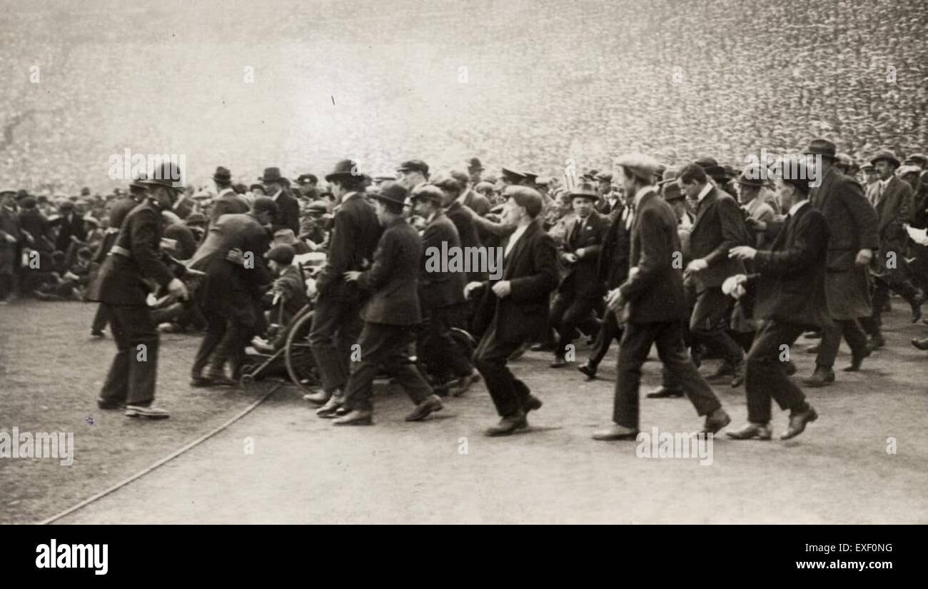 Supportersrellen in Wembley stadion 1923 sostenitore sommosse Foto Stock