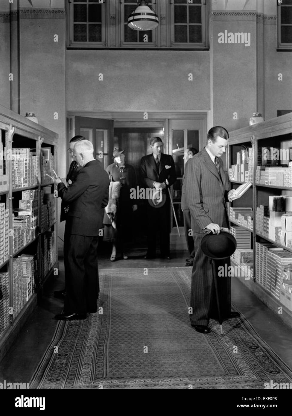 Un'illustrazione dettagliata di Tabakswinkel Hajenius, una storica tabaccheria di Amsterdam. Questa immagine ritrae il design architettonico del negozio e il suo significato come istituzione locale. Il lavoro cattura l'essenza degli storici stabilimenti commerciali di Amsterdam, mostrando l'esterno del negozio e il suo ambiente tradizionale. Foto Stock