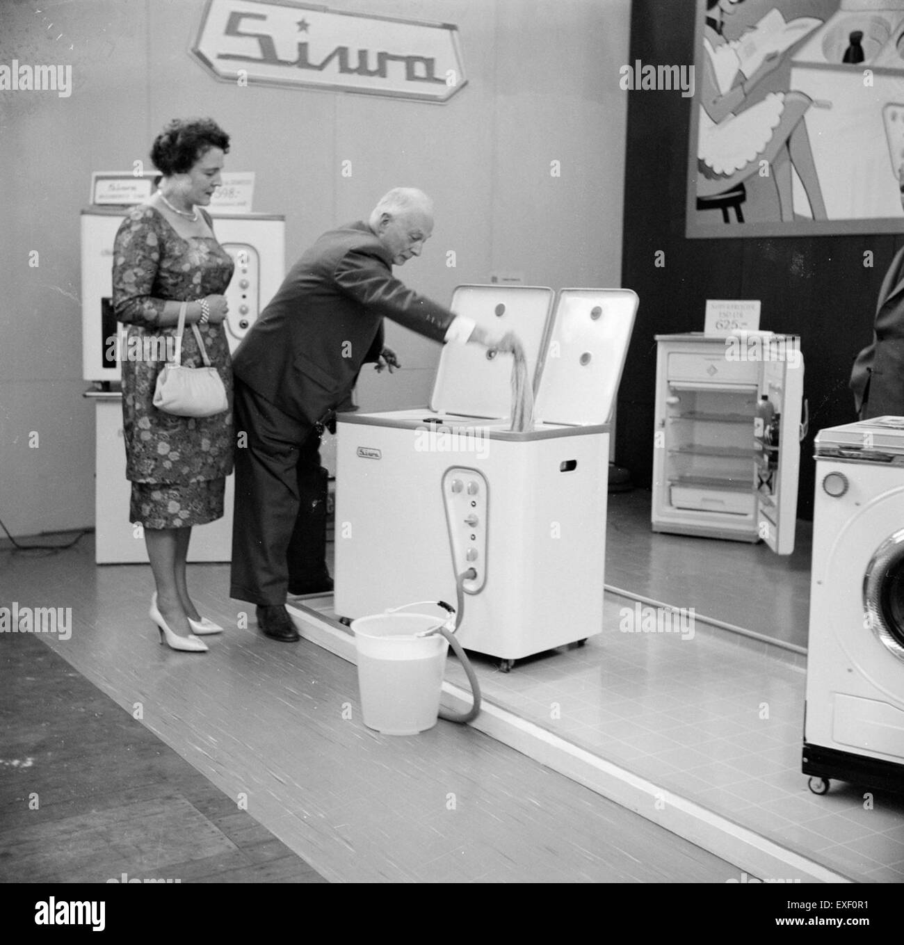 Questa mostra espone un'ampia gamma di elettrodomestici, mettendo in evidenza innovazioni e design di vari periodi. Dimostra l'evoluzione della tecnologia domestica, con particolare attenzione ai progressi pratici ed estetici negli elettrodomestici che hanno plasmato la vita domestica. Foto Stock