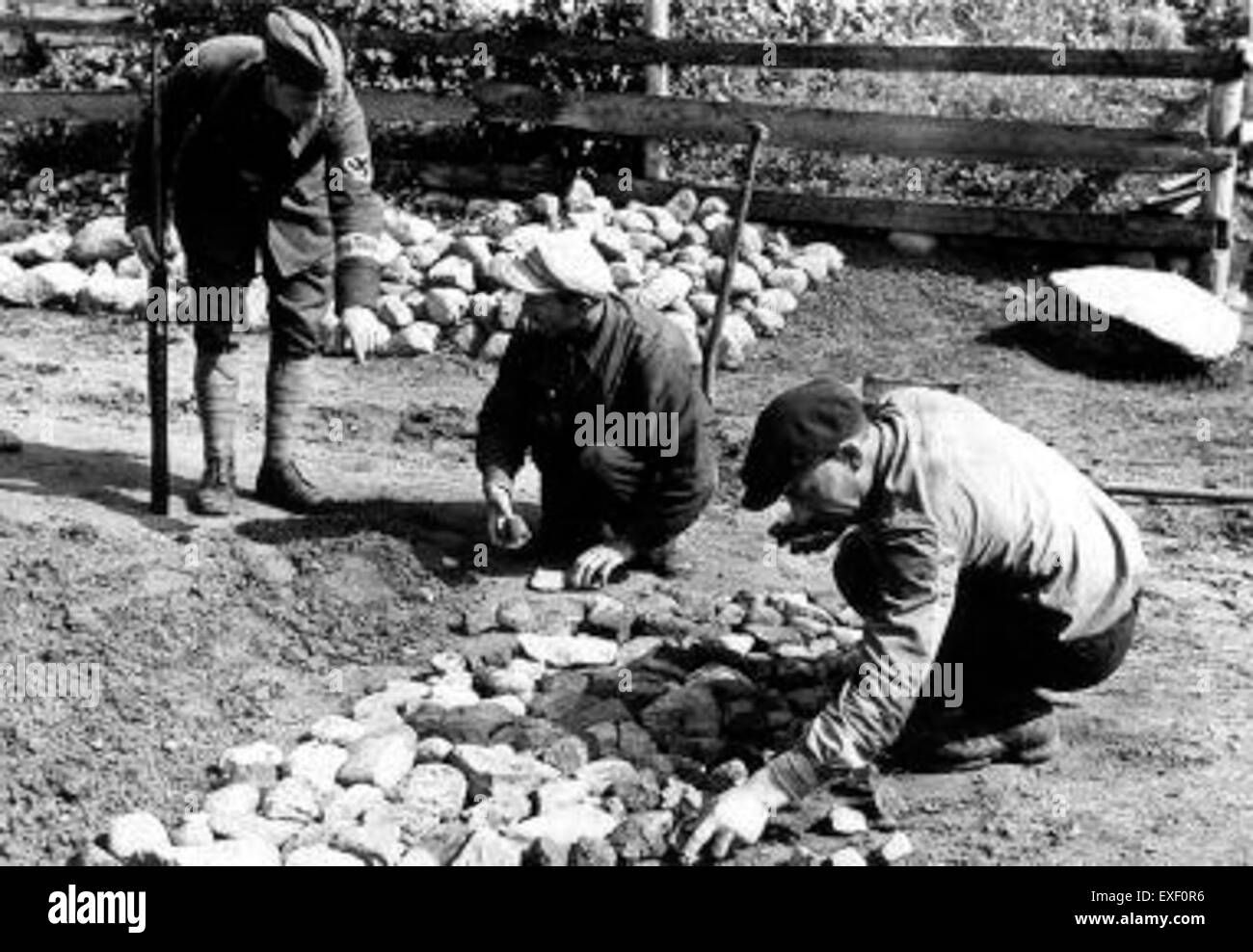 Questa fotografia raffigura i lavoratori ebrei in Polonia durante un periodo storico, concentrandosi sul loro lavoro e sulla loro vita quotidiana. L'immagine cattura un momento toccante nella storia, illustrando le difficoltà affrontate dalle comunità ebraiche in Polonia. Foto Stock