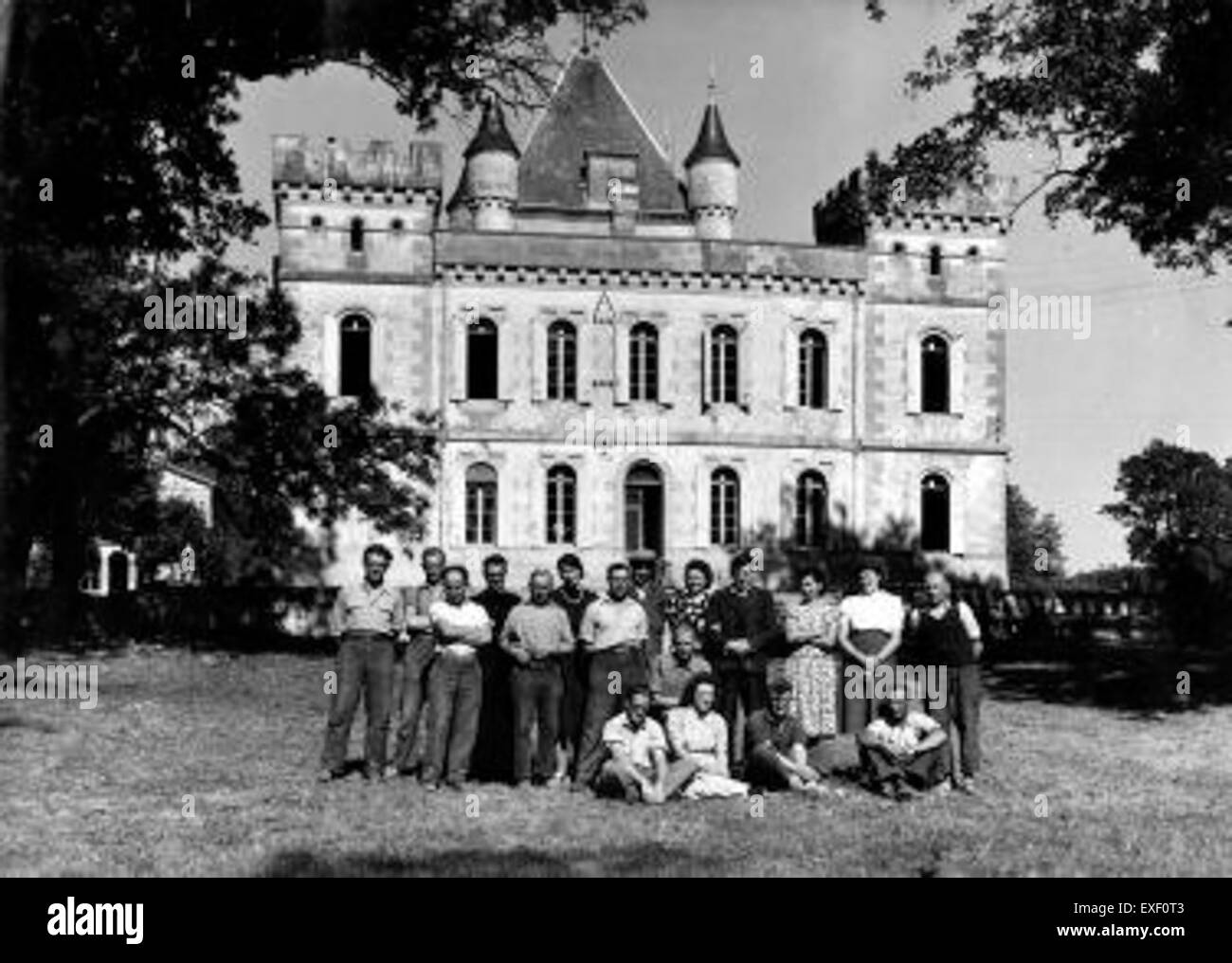 Questa fotografia cattura i residenti dell'Emigratiecentrum RK a Z-Frankrijk, un luogo significativo per gli immigrati. L'immagine mostra individui di varie origini, che riflettono il periodo di migrazione post-bellica in Europa e le diverse popolazioni che si spostano attraverso la Francia. Foto Stock