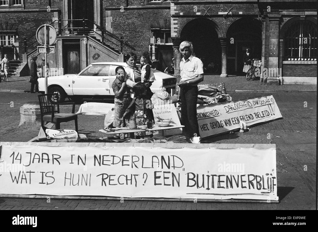 Questa immagine raffigura una protesta di una famiglia turca in risposta al loro sfratto. La famiglia, etichettata come squatters, esprime la loro frustrazione e resistenza dopo la loro rimozione dalla proprietà che stavano occupando. Foto Stock
