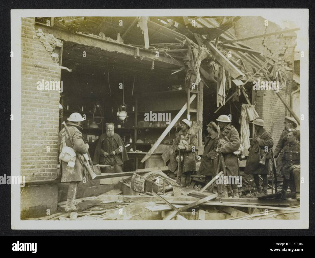 L'immagine cattura le conseguenze di un negozio distrutto durante la prima guerra mondiale, mostrando la distruzione delle infrastrutture civili durante la grande Guerra. Questa fotografia storica mette in evidenza il costo della vita quotidiana. Foto Stock