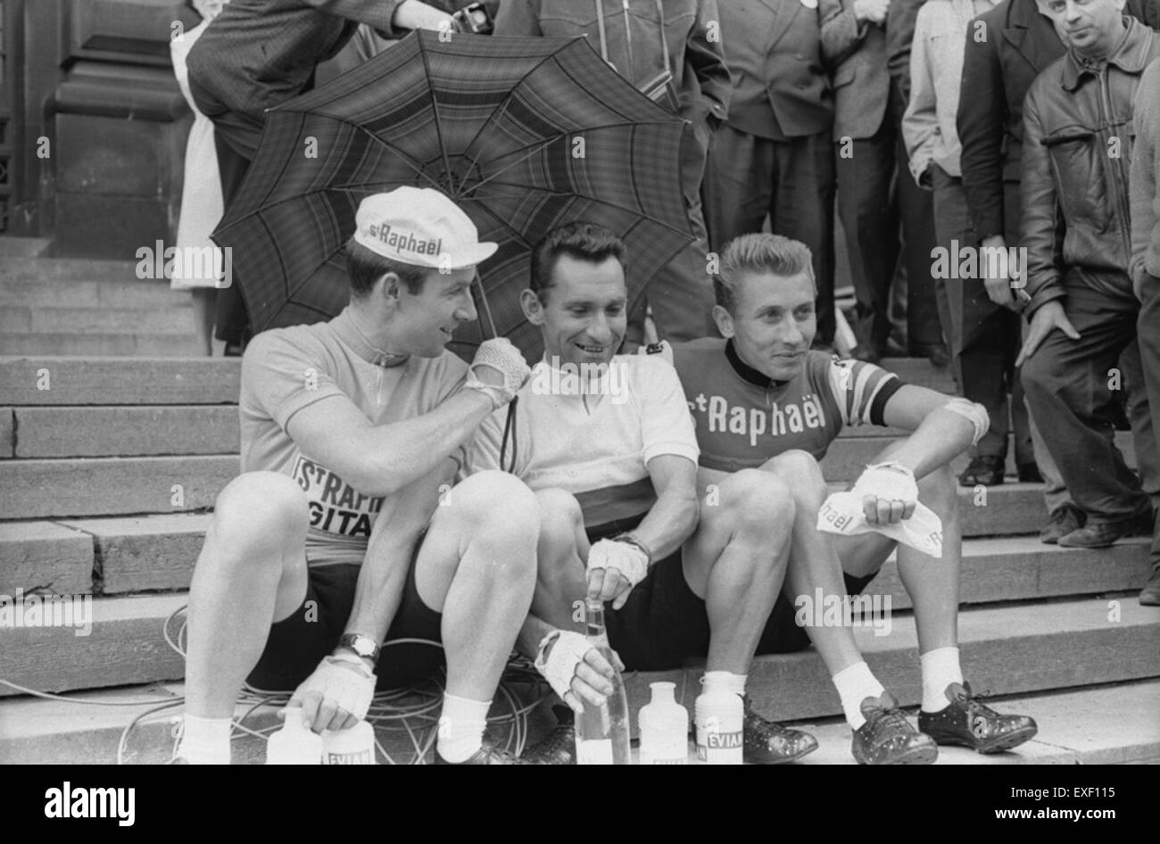 "Voor de Start" (prima dell'inizio) cattura un momento di attesa e prontezza prima di un evento significativo. L'opera d'arte simboleggia lo stato di preparazione e il potenziale di ciò che verrà, offrendo uno sguardo contemplativo ai momenti prima dell'azione. Foto Stock