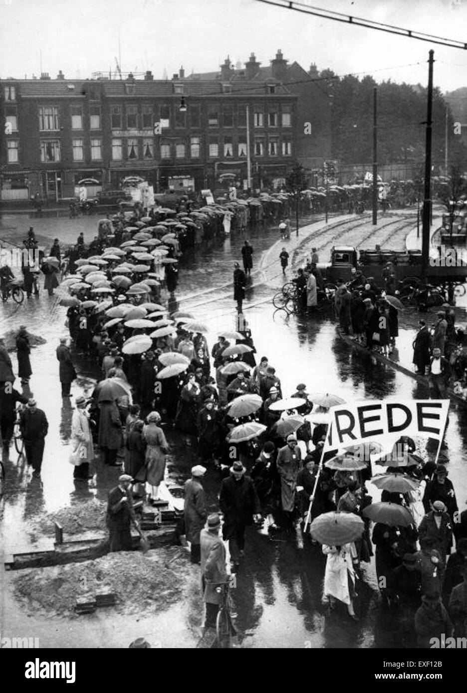 Questa immagine raffigura donne che manifestano per la pace, simboleggiano l'unità e la lotta in corso per la giustizia sociale e l'uguaglianza. La manifestazione riflette gli sforzi collettivi delle donne che sostengono la pace e la stabilità globali. Foto Stock
