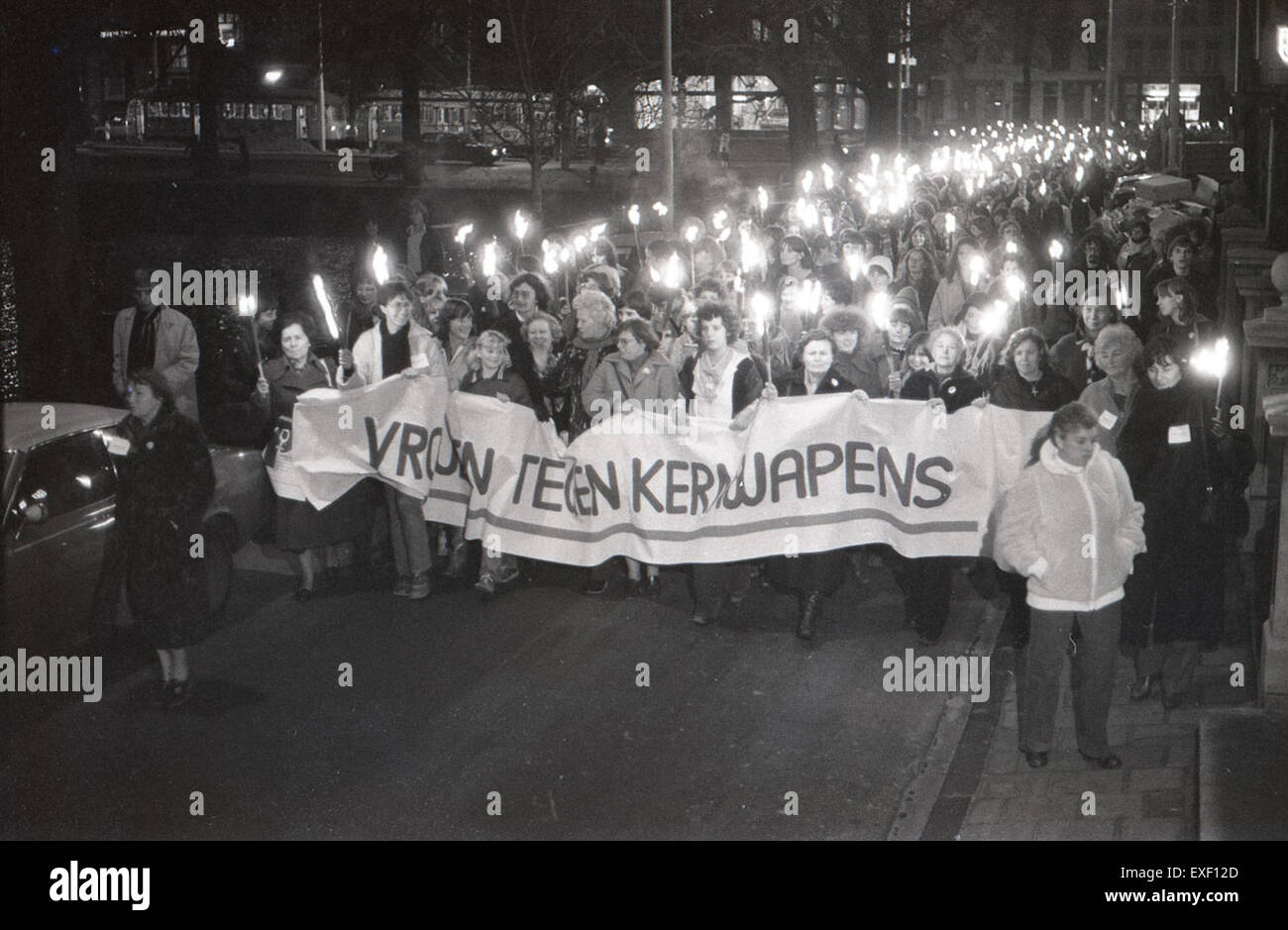 Le donne marciano con le torce all'Aia per protestare contro la modernizzazione delle armi nucleari, evidenziando le crescenti preoccupazioni globali in merito alla proliferazione nucleare e agli sforzi per il disarmo. Foto Stock