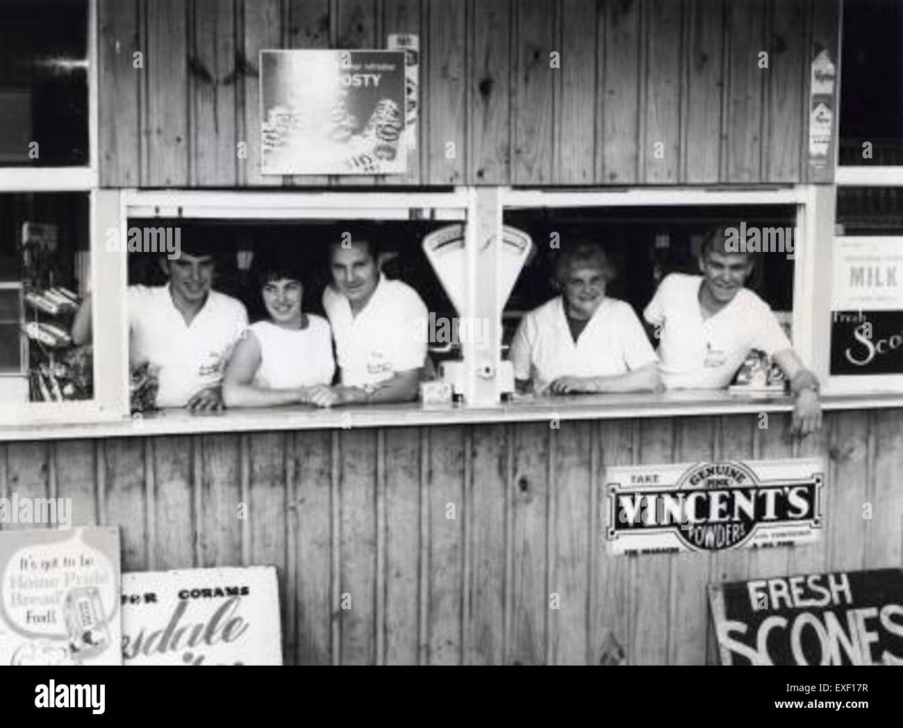 Questa immagine storica raffigura un ristorante olandese sulla strada in Australia. Il "Wegrestaurant van Nederlanders" è servito come collegamento culturale per gli immigrati e i viaggiatori olandesi, riflettendo i modelli migratori e l'influenza culturale dei coloni olandesi in Australia. Foto Stock