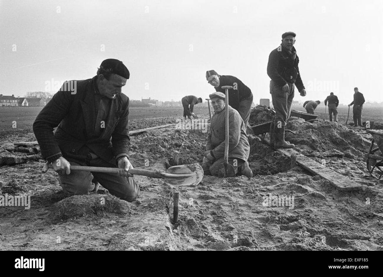 Il termine "Werkverschaffing” si riferisce ai programmi di sostegno alla disoccupazione destinati a fornire lavoro in situazioni di difficoltà economiche, in particolare in contesti storici europei, incentrati sul benessere sociale e sui sistemi del lavoro. Foto Stock