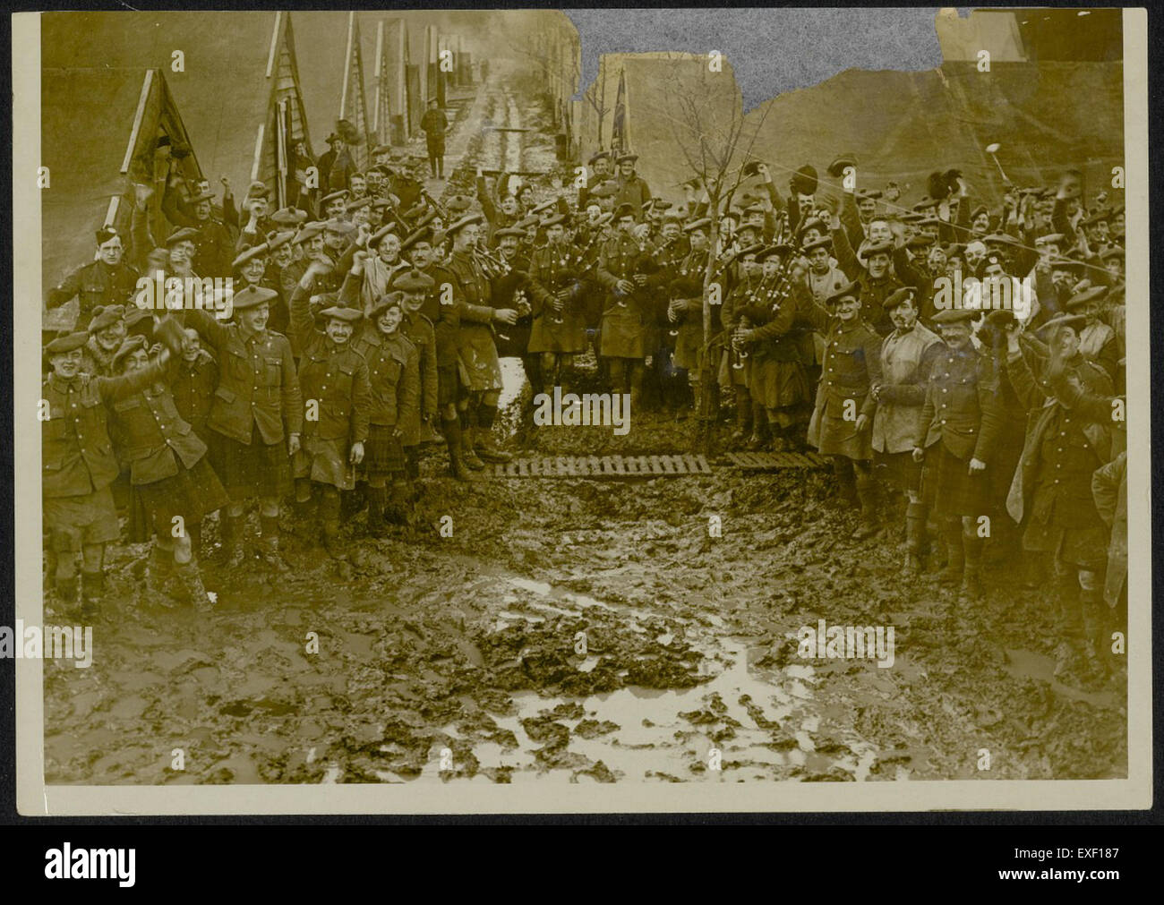 Il termine "fronte occidentale" si riferisce al principale teatro di combattimento durante la prima guerra mondiale, dove gli Alleati e le potenze centrali si scontrarono attraverso un tratto dell'Europa occidentale. Il fronte era caratterizzato da una guerra di trincea, battaglie significative e alte perdite, con battaglie chiave come la battaglia della somme e Verdun. Il fronte occidentale fu un punto focale dell'impatto devastante della guerra. Foto Stock