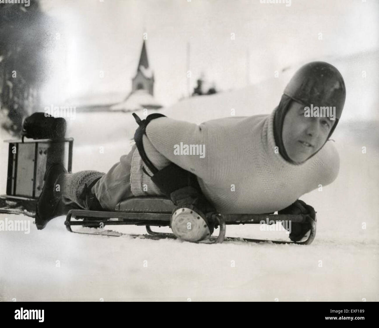 Il Bobsleigh, in particolare la versione a scheletro, è uno sport invernale individuale in cui gli atleti corrono su una pista ghiacciata su una piccola slitta. A differenza del Bob tradizionale, lo scheletro richiede all'atleta di sdraiarsi a faccia in giù e guidare la slitta spostando il proprio peso corporeo. È uno sport ad alta velocità ed emozionante che mette alla prova la forza fisica e mentale. Foto Stock