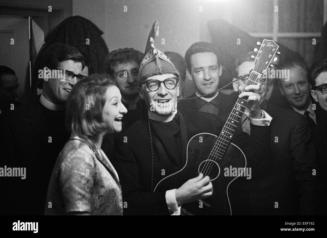 Questa immagine cattura il comico olandese Wim Sonneveld che si esibisce in un evento di associazione di carnevale. Conosciuto per il suo spirito e umorismo, Sonneveld fu una figura significativa nell'intrattenimento olandese durante la metà del XX secolo. Le sue esibizioni sono una parte fondamentale della cultura e della commedia olandese del dopoguerra. Foto Stock