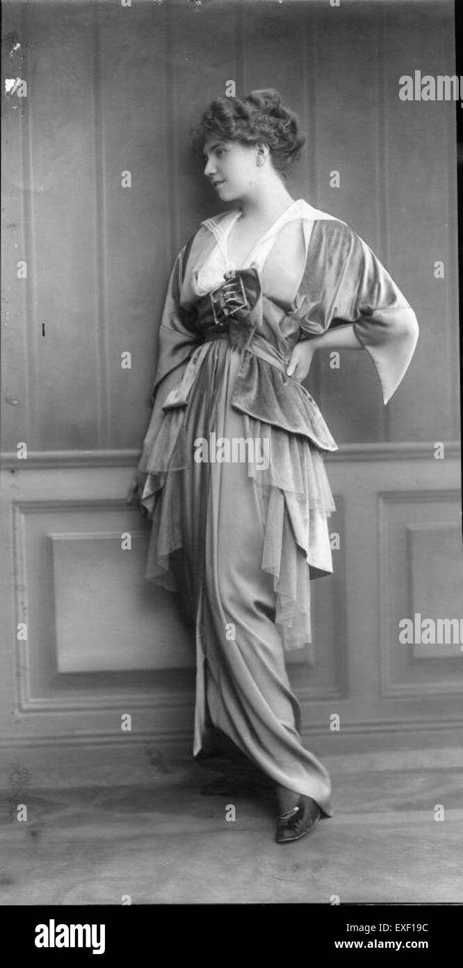 Wintermode 1914 si riferisce alle tendenze della moda per l'abbigliamento invernale nel 1914, mettendo in evidenza capi eleganti e pratici dell'epoca. Gli stili di moda riflettono le influenze sociali e le preferenze di design che hanno portato alla prima guerra mondiale Foto Stock