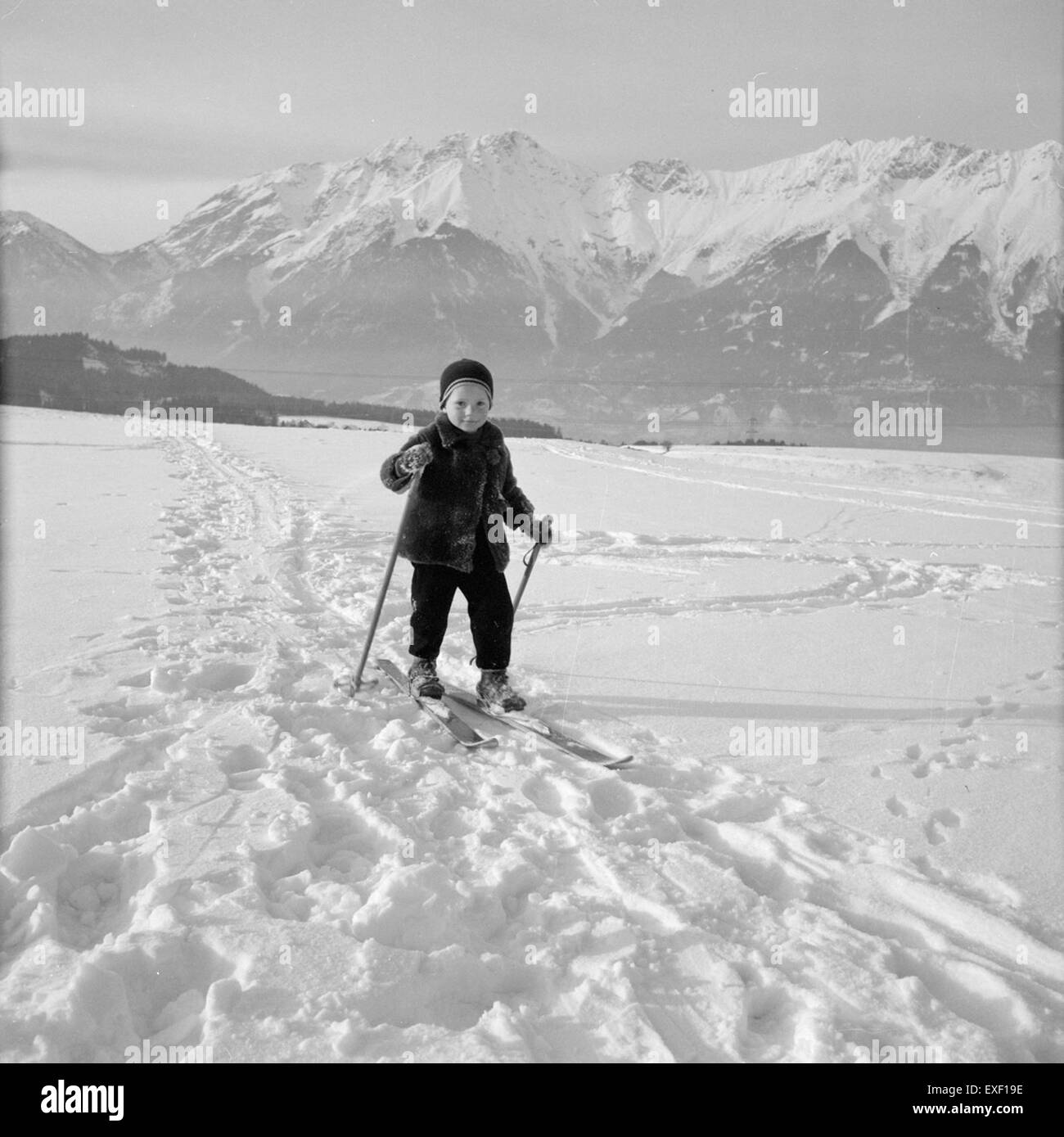 Gli sport invernali in Tirolo mettono in mostra le bellezze naturali della regione e il suo ruolo di destinazione popolare per lo sci, lo snowboard e altre attività con clima freddo. Il Tirolo è rinomato per le sue montagne alpine, attirando appassionati di sport invernali da tutto il mondo. Foto Stock