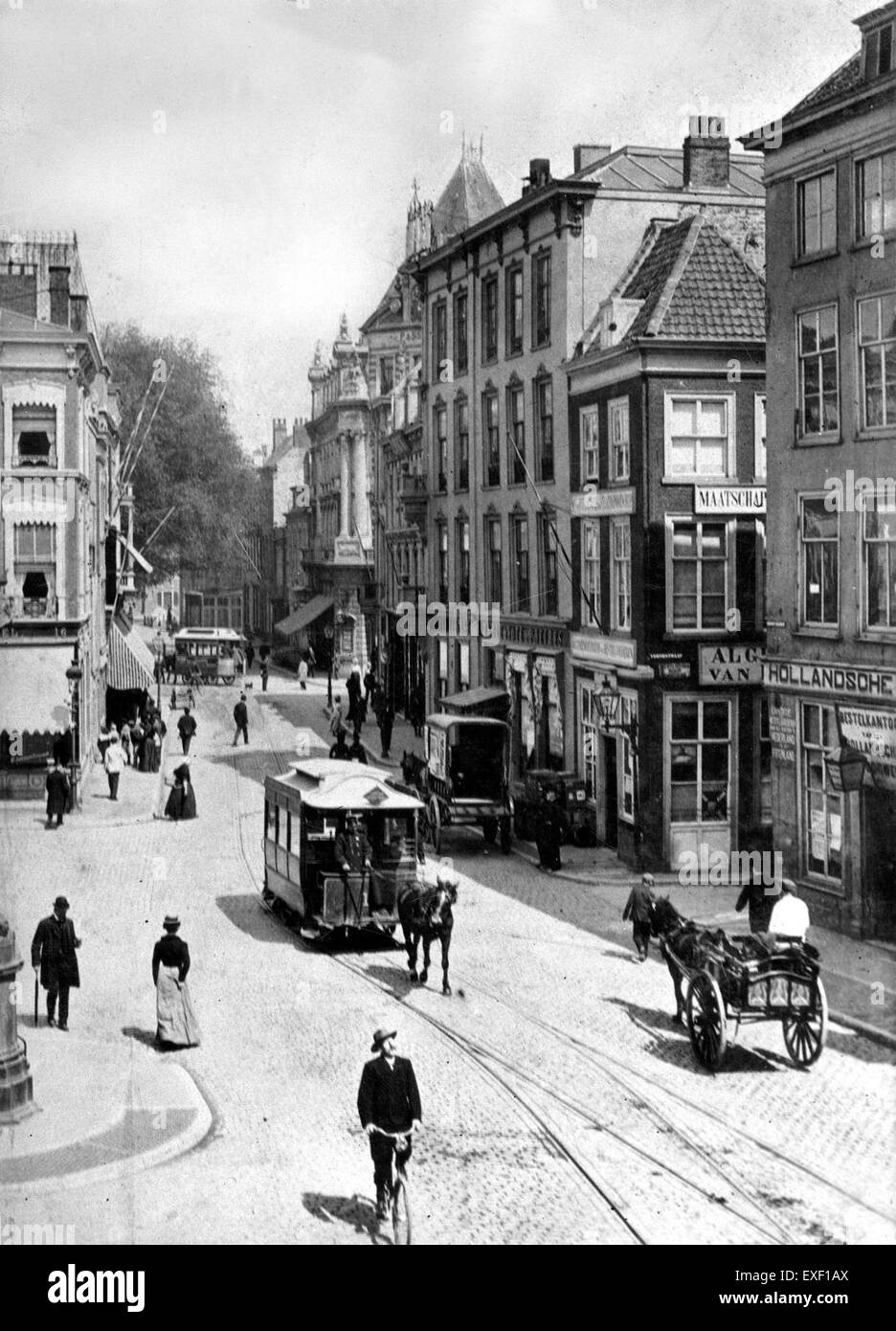 Questa immagine di Zuid-Holland, in particolare Den Haag, cattura il paesaggio architettonico e urbano della regione. La scena offre una panoramica degli edifici storici della città e dello sviluppo urbano nei Paesi Bassi durante il XIX secolo. Foto Stock