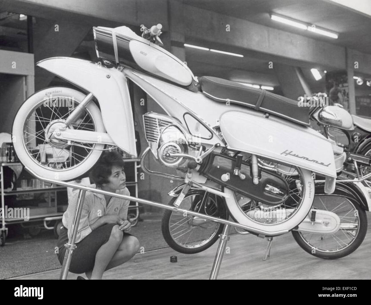 Questa fotografia cattura un ciclomotore esposto in un negozio di ciclomotori, probabilmente presso il RAI Exhibition Center. Il design e le caratteristiche del ciclomotore attirano l'attenzione, mostrando l'entusiasmo per questa modalità di trasporto nel contesto delle mostre di veicoli. Foto Stock