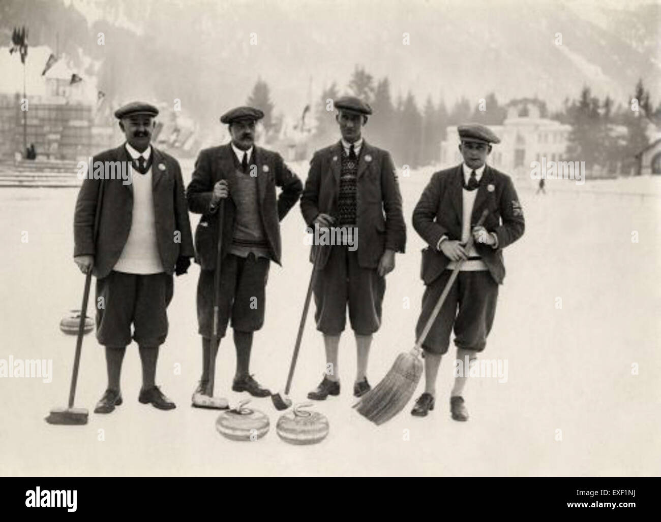 I "giocatori di curling durante le Olimpiadi invernali di Chamonix" catturano l'azione e l'atmosfera delle Olimpiadi invernali del 1924, mostrando gli atleti che gareggiano nel curling. Questo primo evento olimpico è un momento importante nella storia degli sport invernali. Foto Stock