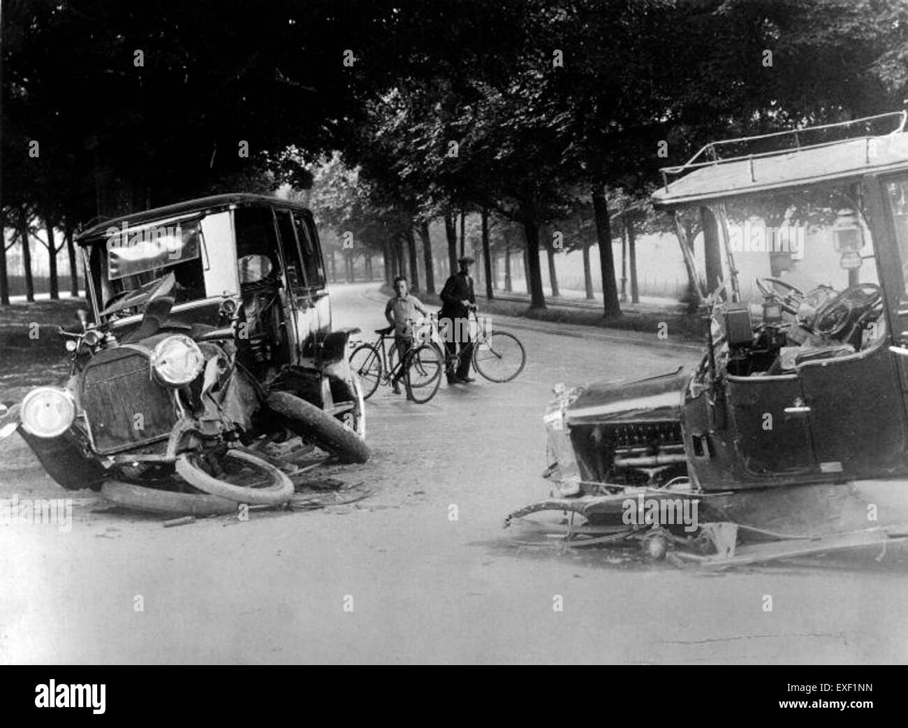 Questa fotografia raffigura le conseguenze di una collisione tra due auto. L'immagine si concentra sull'impatto e sui danni causati dall'incidente, offrendo una visione delle conseguenze degli incidenti. Foto Stock