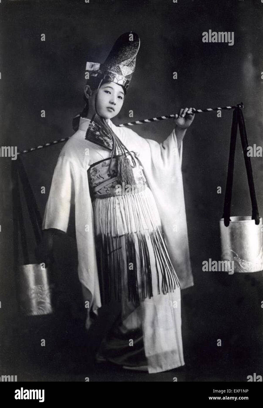 Questa opera d'arte raffigura una ballerina vestita con abiti tradizionali, che mostra abbigliamento culturale e la grazia della danza classica. Il dipinto sottolinea l'importanza di preservare le espressioni culturali attraverso l'arte e riflette le forme di danza tradizionali associate al patrimonio del ballerino. Foto Stock