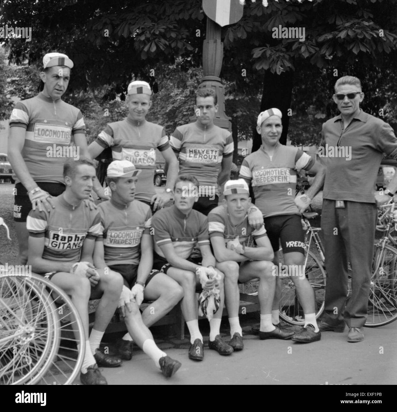 "De Nederlandse ploeg" cattura lo spirito della squadra olandese, probabilmente riferendosi alle sue prestazioni in uno specifico evento sportivo. Il dipinto enfatizza il lavoro di squadra, l'atletismo e l'orgoglio nazionale. Foto Stock