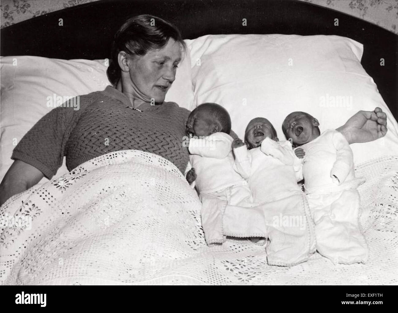 I Drieling Triplets erano noti per i loro contributi unici al loro campo, raffigurati in questa fotografia d'epoca. L'immagine cattura la loro somiglianza durante i loro primi anni, segnando un momento memorabile nella storia della famiglia Drieling. Foto Stock