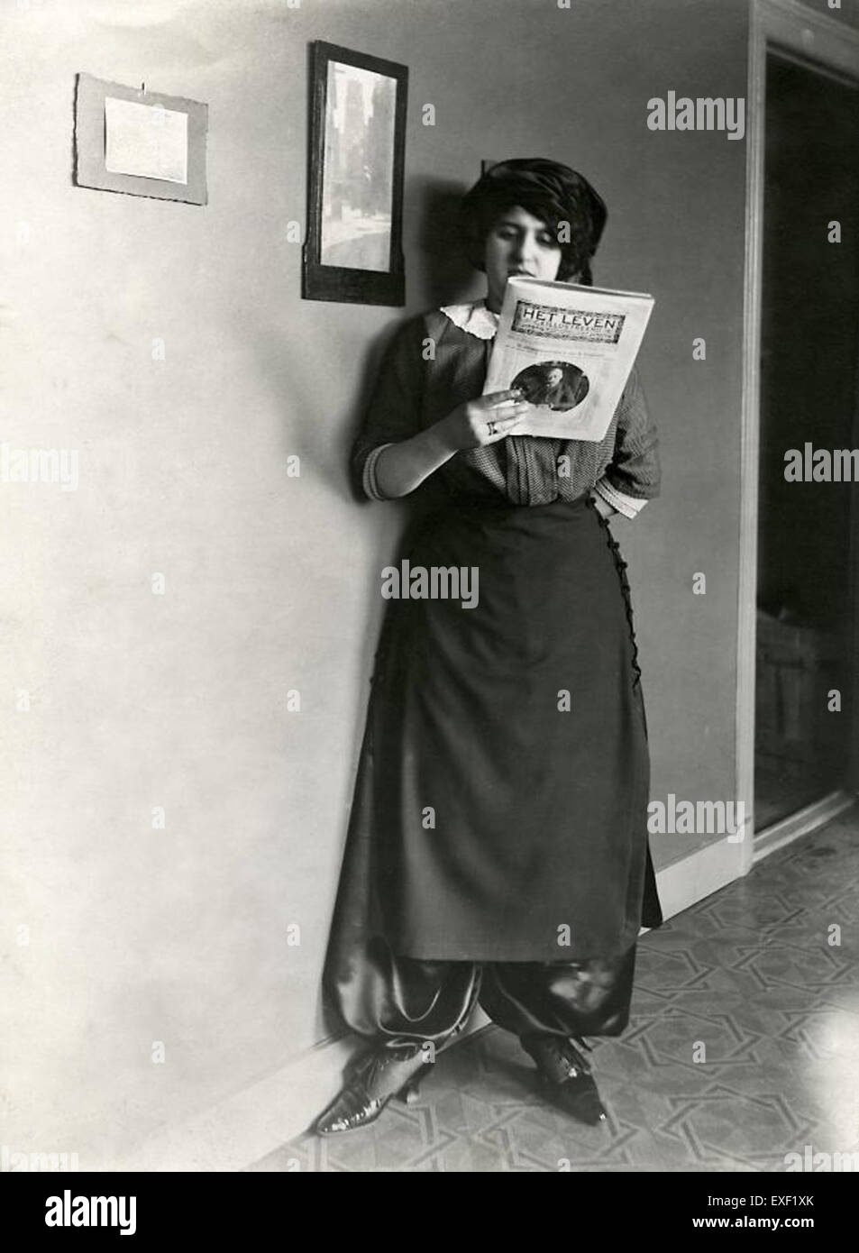 L'Eerste broekrok in Nederland si riferisce alle prime culotte indossate nei Paesi Bassi, segnando un momento significativo nella storia della moda. Il capo rappresenta un cambiamento di stile durante l'inizio del XIX secolo, con il suo design funzionale e l'adozione nella cultura olandese. Questo capo di abbigliamento offre una panoramica sulle tendenze in evoluzione della moda europea del momento. Foto Stock