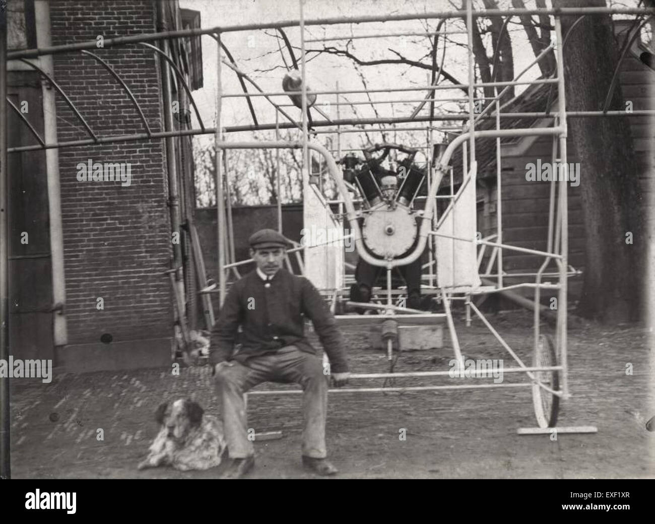 Questa fotografia cattura il primo aereo olandese, un'importante pietra miliare nella storia dell'aviazione nei Paesi Bassi. L'aereo rappresenta un risultato significativo nello sviluppo iniziale del volo, mettendo in evidenza i progressi tecnologici e lo spirito di innovazione all'inizio del XX secolo. Foto Stock