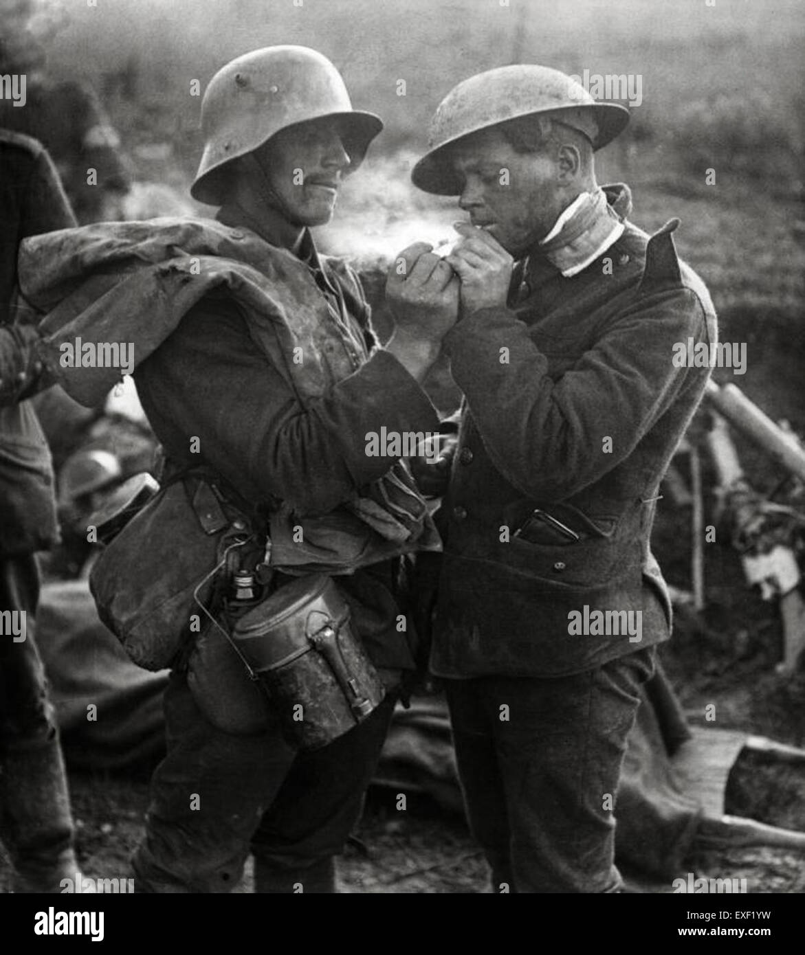 Questa immagine della prima guerra mondiale raffigura i prigionieri di guerra, mostrando le loro uniformi, le difficoltà che hanno sopportato e il loro ruolo nella guerra. La fotografia evidenzia le condizioni dei prigionieri di guerra durante il conflitto e funge da rappresentazione storica delle esperienze di guerra. Foto Stock