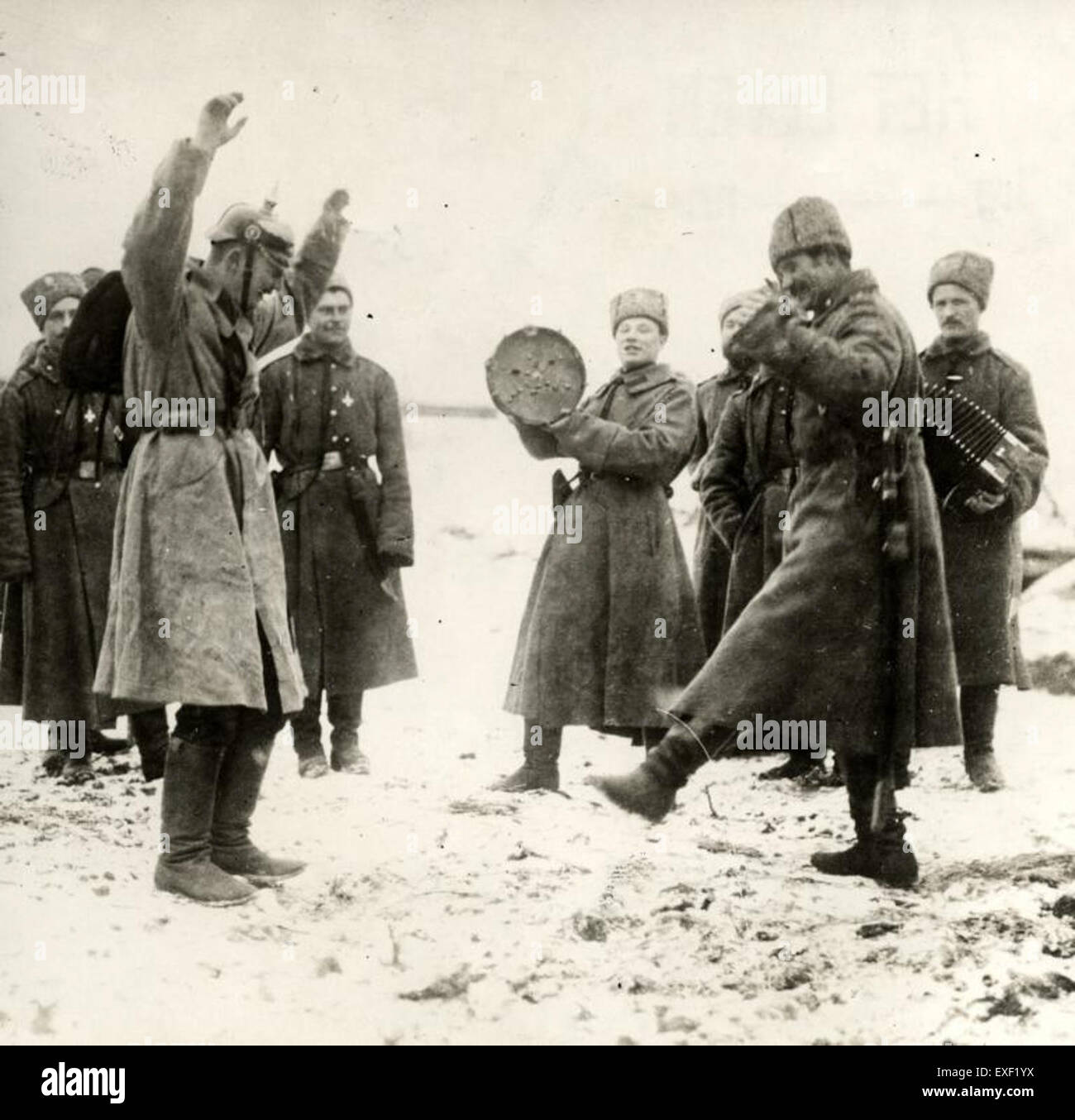 Questa immagine storica della prima guerra mondiale raffigura i prigionieri di guerra (prigionieri di guerra), illustrando le dure condizioni e le lotte affrontate dai soldati durante il conflitto. Foto Stock