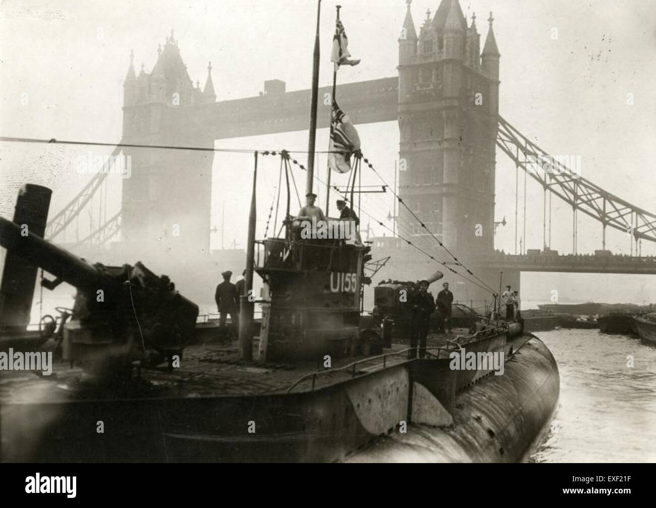 Questa opera d'arte raffigura scene della guerra navale durante la prima guerra mondiale, evidenziando i momenti chiave del conflitto marittimo. Il pezzo offre uno sguardo sulla portata e l'intensità delle battaglie marittime, riflettendo l'importanza strategica delle forze navali nel conflitto globale. Foto Stock
