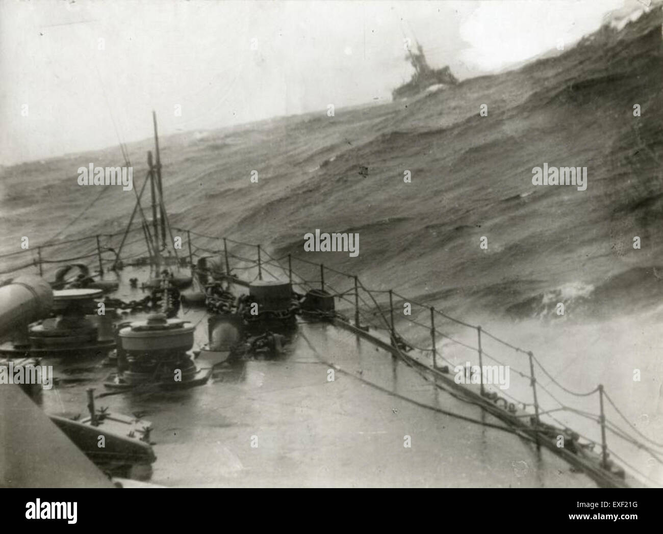 L'Eerste Wereldoorlog o la prima guerra mondiale fu un evento fondamentale nella storia europea, e la sezione "zeeoorlog" (guerra navale) esamina gli scontri navali critici e le strategie della guerra in mare durante questo conflitto globale. Foto Stock