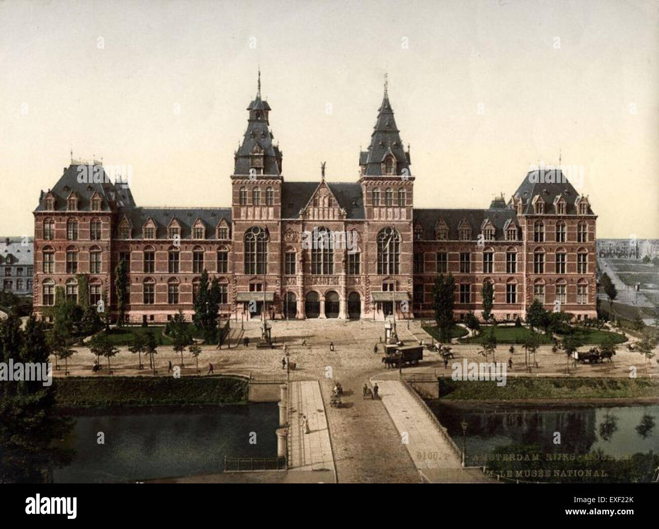 L'esterno del Rijksmuseum di Amsterdam è un ottimo esempio di architettura olandese, caratterizzato da una combinazione di stili gotici e rinascimentali. La facciata del museo mostra dettagli intricati ed elementi iconici. Foto Stock