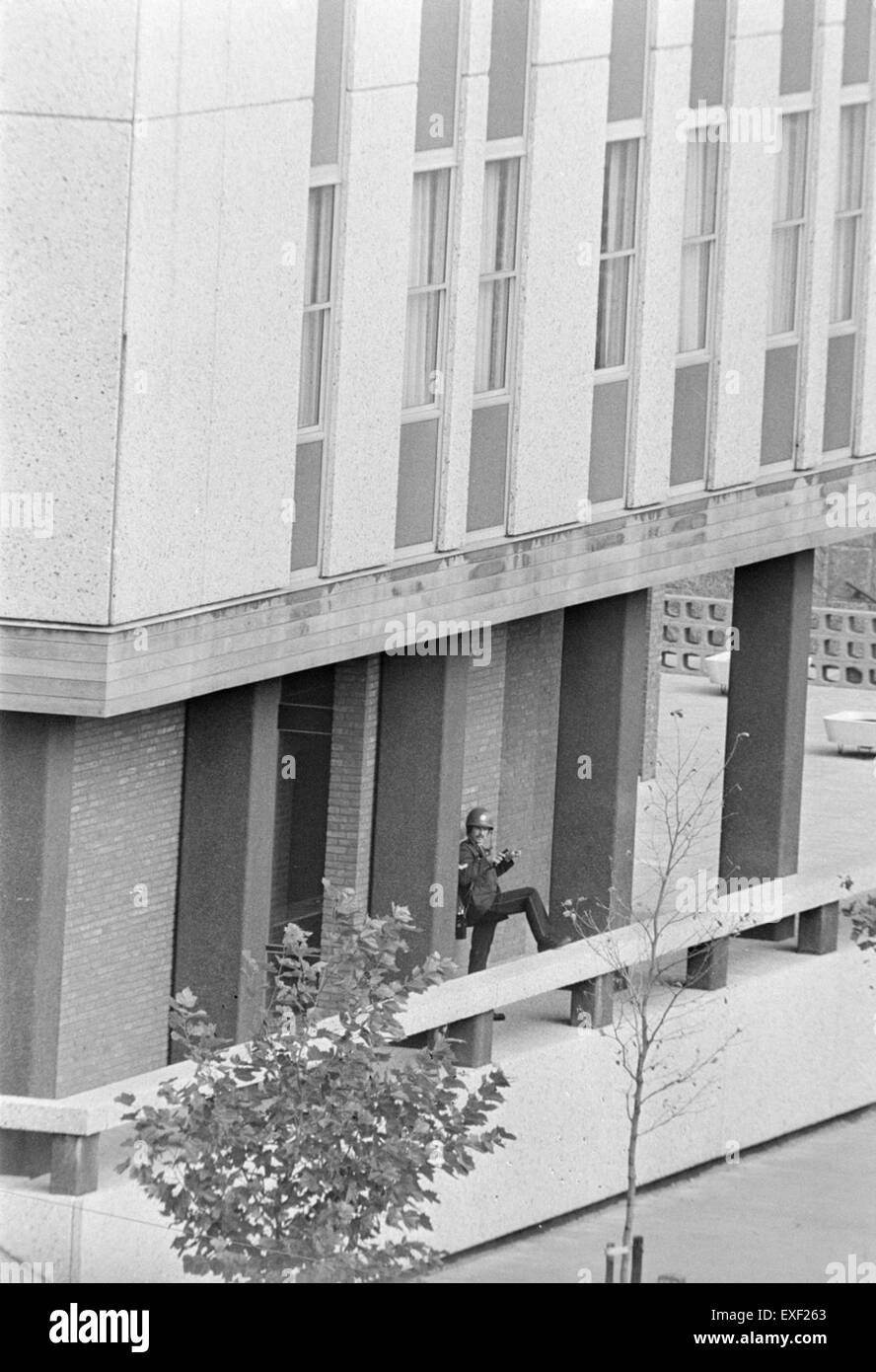 Questo evento si riferisce al dirottamento del 1977 dell'ambasciata francese a l'Aia da parte dei terroristi dell'Armata Rossa giapponese. Il gruppo armato prese ostaggi e chiese il rilascio dei loro compagni in Giappone. L'assedio durò diversi giorni, attirando l'attenzione internazionale sul terrorismo negli anni '1970 Foto Stock