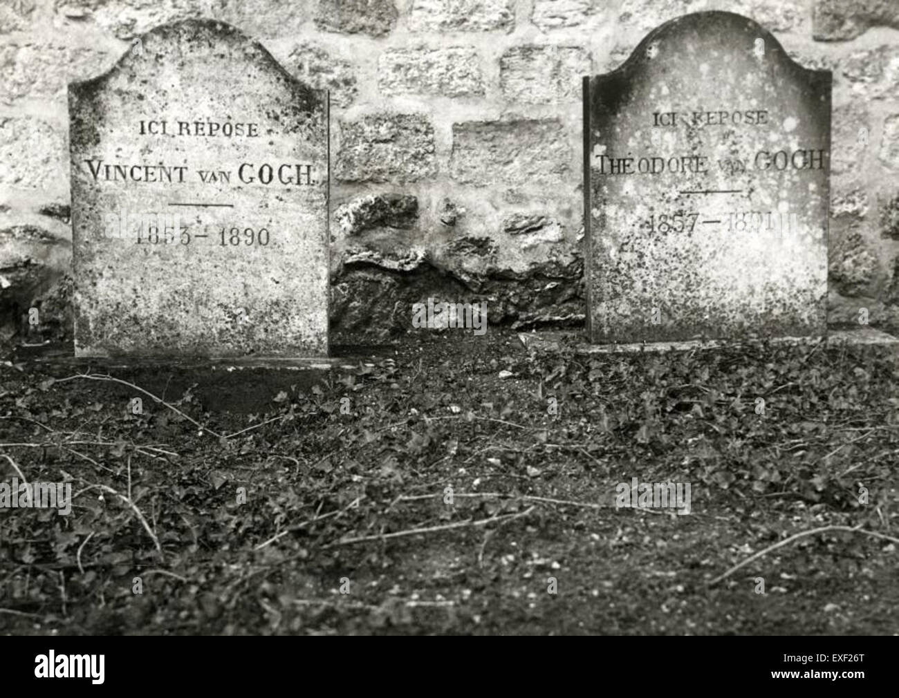 Le tombe di Vincent e Theo van Gogh si trovano ad Auvers-sur-Oise, in Francia. I due fratelli sono sepolti fianco a fianco in un tranquillo cimitero, segnando la fine delle loro vite tumultuose. La tomba di Vincenzo rimane un luogo di pellegrinaggio per gli amanti dell'arte e gli ammiratori della sua opera. Foto Stock