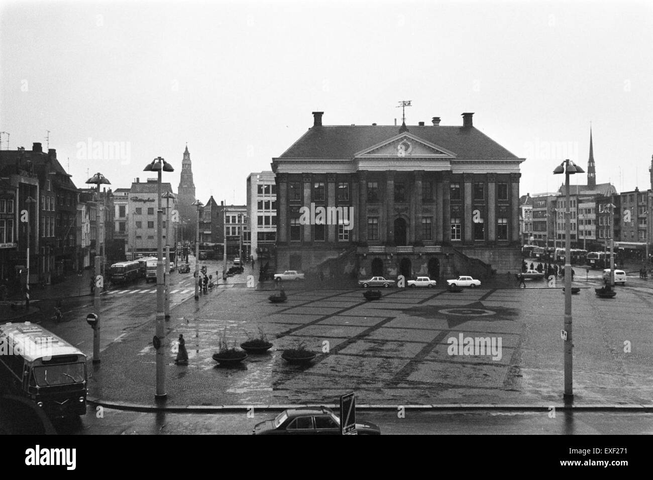Groninga è una città nel nord dei Paesi Bassi, conosciuta per la sua architettura storica, la sua cultura vivace e il suo significato accademico. È sede dell'Università di Groninga, una delle università più antiche e prestigiose del paese. La città vanta anche una ricca storia, con edifici medievali, canali e una fiorente scena artistica. Foto Stock