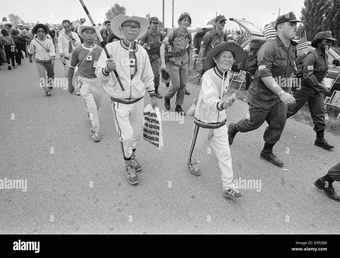 I partecipanti giapponesi alla marcia dei quattro giorni di Nijmegen mostrano il loro impegno per la resistenza fisica, partecipando all'evento annuale che si tiene nei Paesi Bassi. Foto Stock