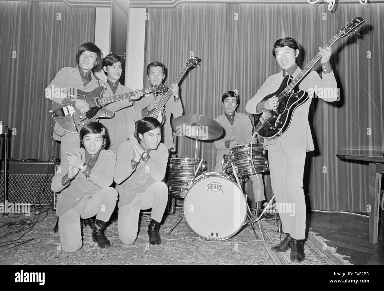 Questa fotografia mostra la band giapponese The Spiders, un gruppo popolare negli anni '1960 noto per le loro esibizioni energiche e l'influenza sulla scena rock giapponese durante l'epoca. Foto Stock