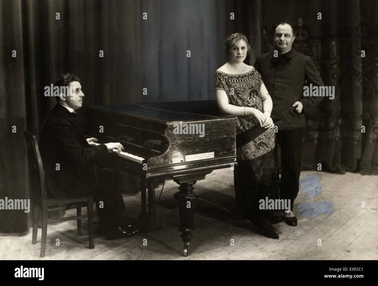 Il ritratto intitolato "Jean-Louis Pisuisse achter vleugel" presenta il famoso cantante d'opera belga Jean-Louis Pisuisse seduto al pianoforte, che riflette i suoi contributi al mondo della musica classica nel XIX secolo. Foto Stock