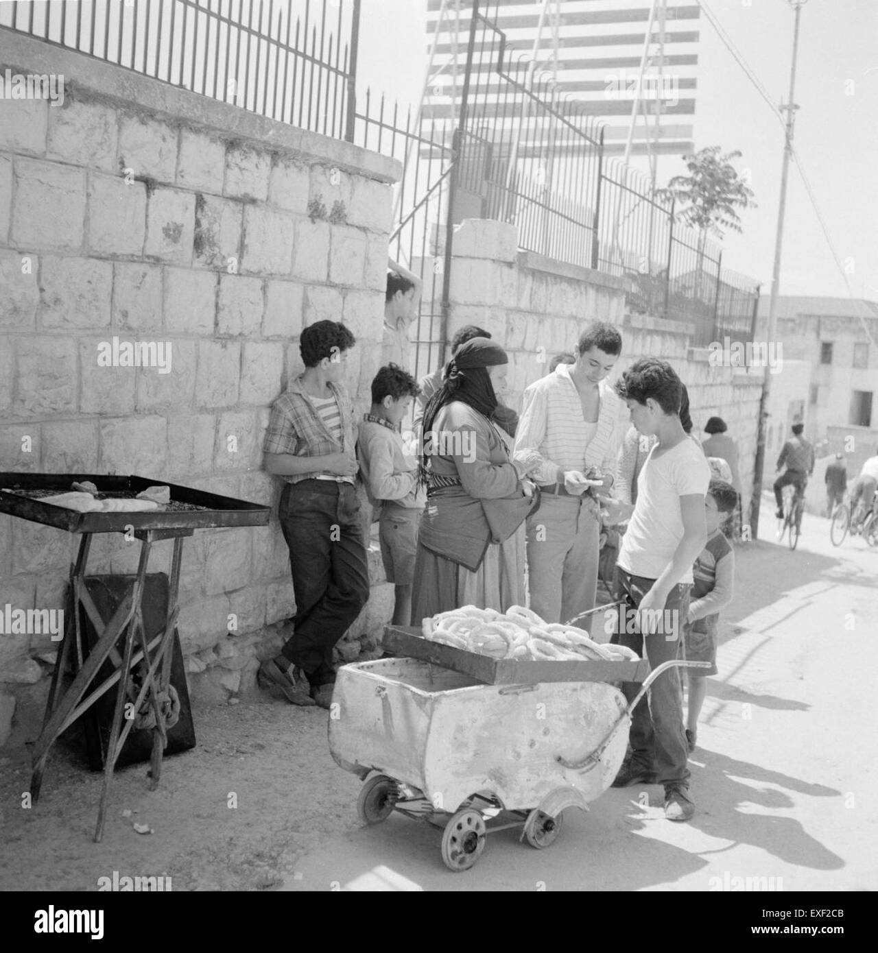 Una rappresentazione di un giovane venditore ambulante, che cattura l'essenza della vita urbana e del commercio. L'immagine mette in evidenza l'energia giovanile e l'ambiente del mercato stradale. Foto Stock