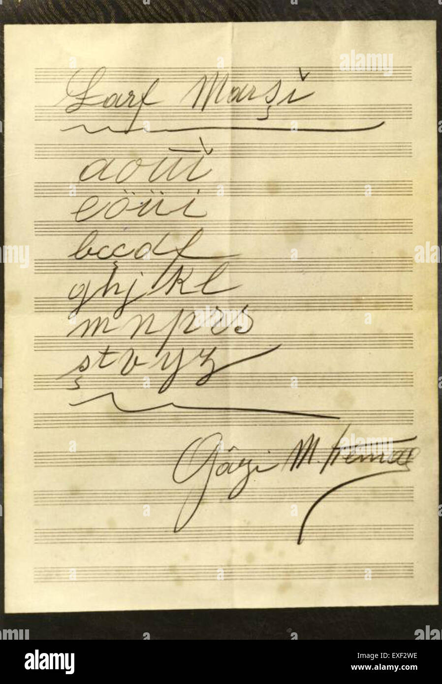 L'immagine raffigura Mustafa Kemal Atatürk che pratica l'alfabeto latino, un passo fondamentale nella riforma della lingua turca dell'inizio del XX secolo. Gli sforzi di Atatürk nell'adottare l'alfabeto latino furono una parte significativa delle sue iniziative di modernizzazione in Turchia. Foto Stock