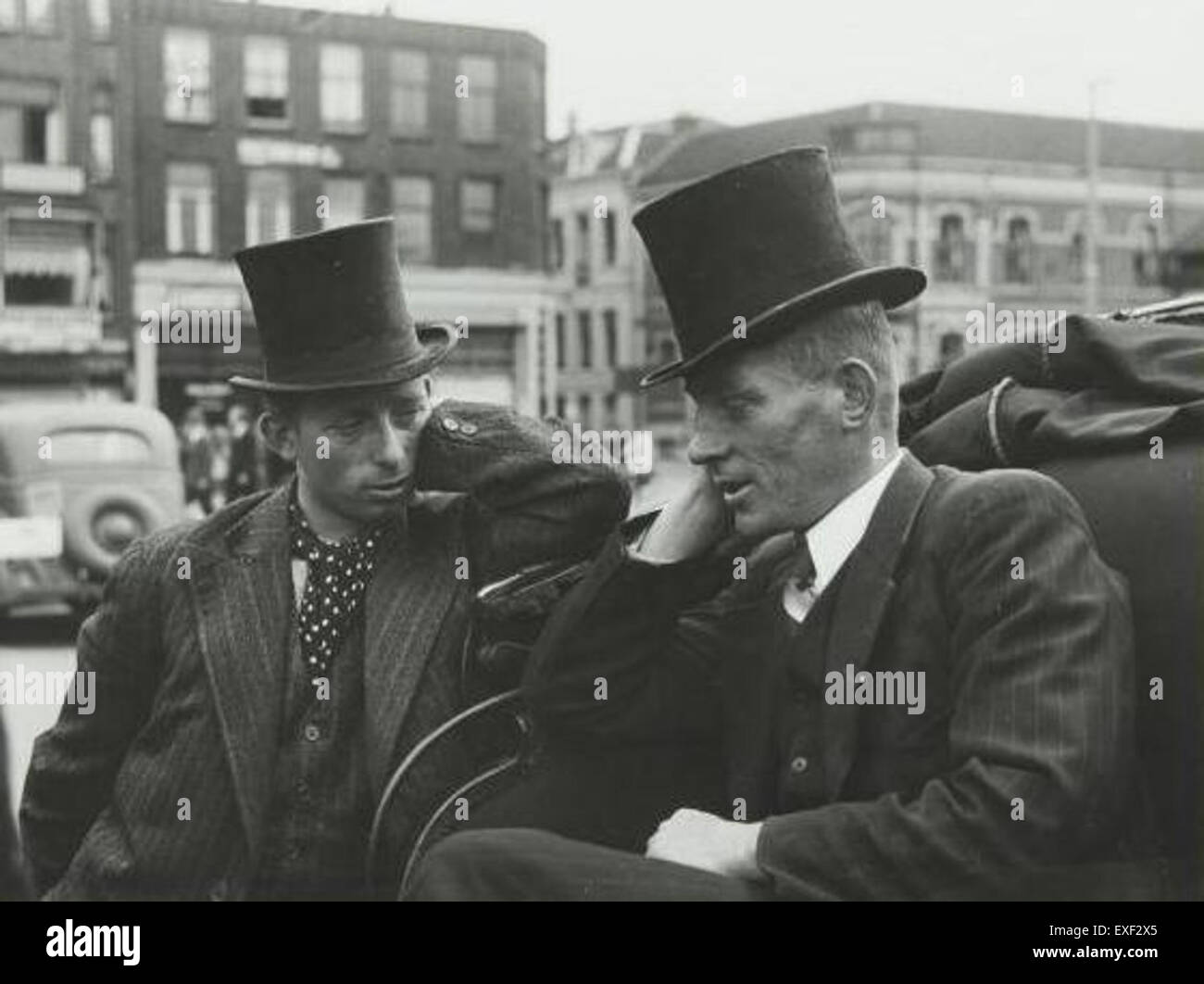 Questo dipinto storico raffigura i carrozzieri, o "koetsiers", in tradizionale abbigliamento del XVIII o XIX secolo, che gestiscono carrozze trainate da cavalli. Mostra il ruolo dei carrozzieri nei trasporti durante l'era pre-automobilistica. Foto Stock