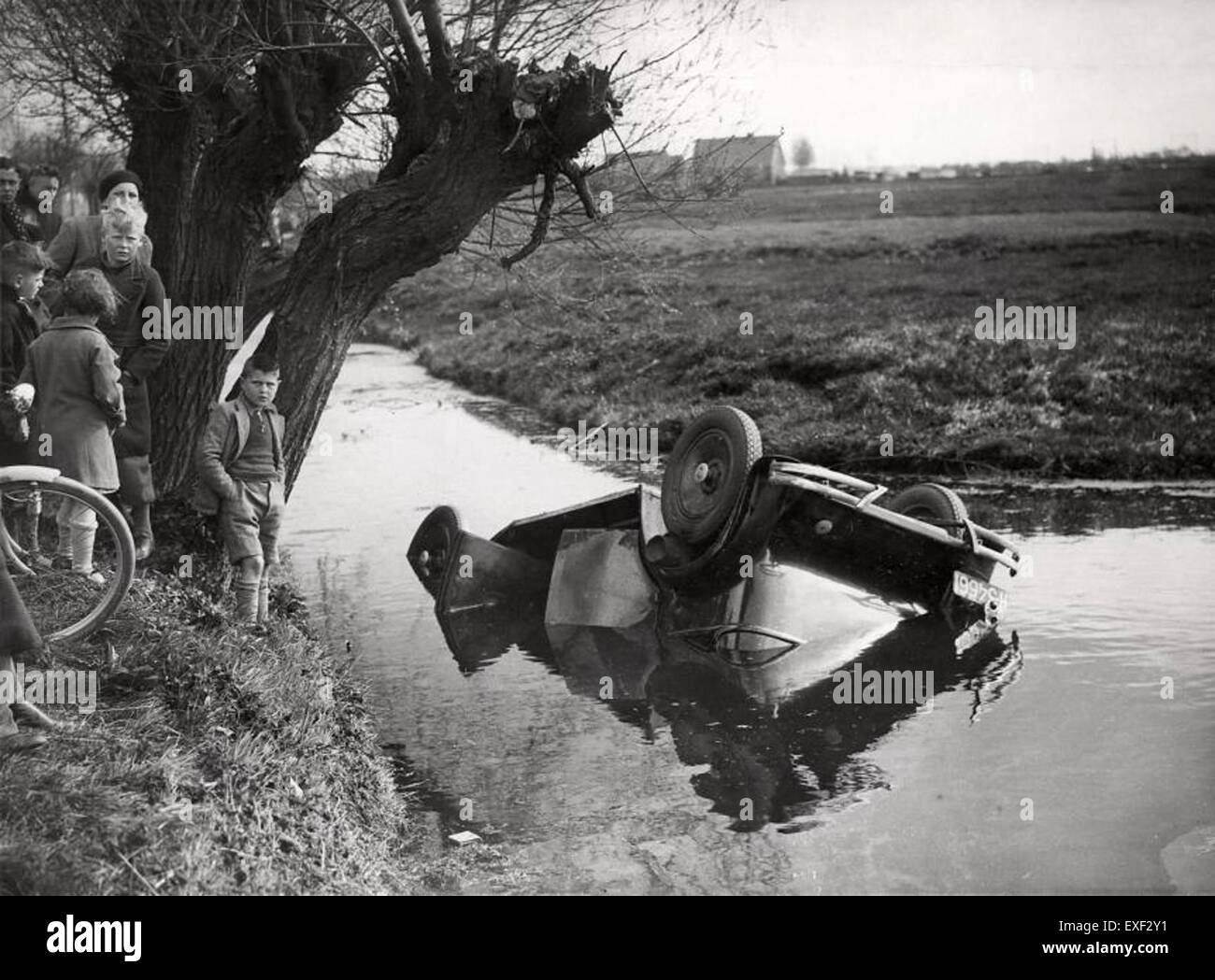 Questa immagine raffigura un'auto sommersa in acqua, possibilmente in uno scenario di incidente o di prova. Dimostra le sfide del recupero dei veicoli dagli ambienti acquatici e l'importanza delle tecnologie di resistenza all'acqua per i veicoli moderni. Foto Stock