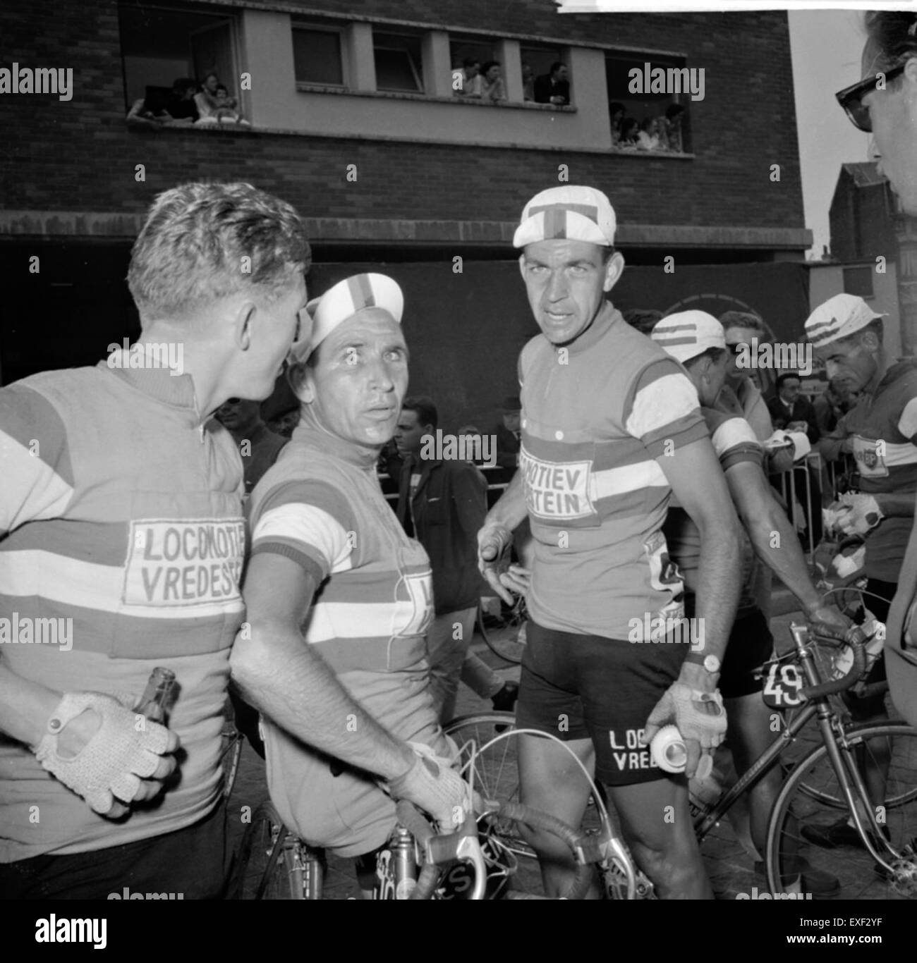 La "2e etappe Rennes-le Mans" si riferisce a una tappa di una gara ciclistica, che copre 181 chilometri tra Rennes e le Mans. Questa tappa fa parte di una competizione ciclistica professionale. Foto Stock