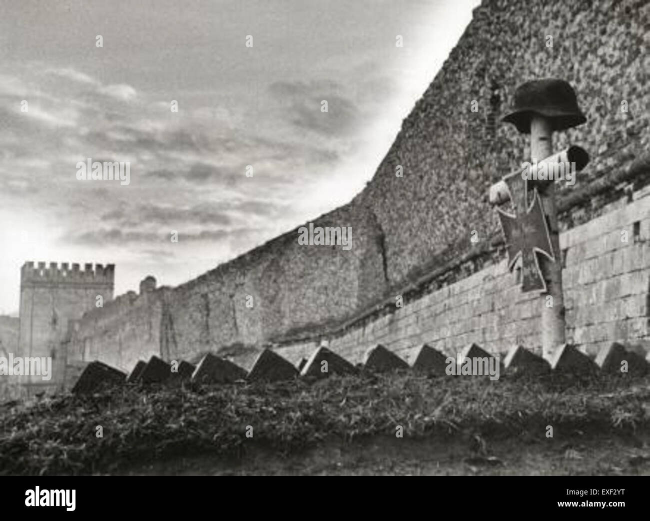 Questa opera d'arte storica intitolata "Kruis Met Helm bij Stadsmuur Smolensk" raffigura una scena medievale vicino alle mura di Smolensk, Russia. L'immagine ritrae un cavaliere in armatura con croce e casco, che riflette la storia militare medievale della regione. Foto Stock