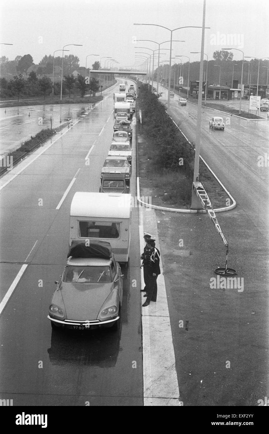 Questa fotografia cattura le auto che attraversano il confine con la Germania a Beek, illustrando il flusso giornaliero del traffico tra due nazioni. L'immagine si concentra sui veicoli che passano attraverso il checkpoint, uno spettacolo comune ai confini internazionali in Europa. Foto Stock