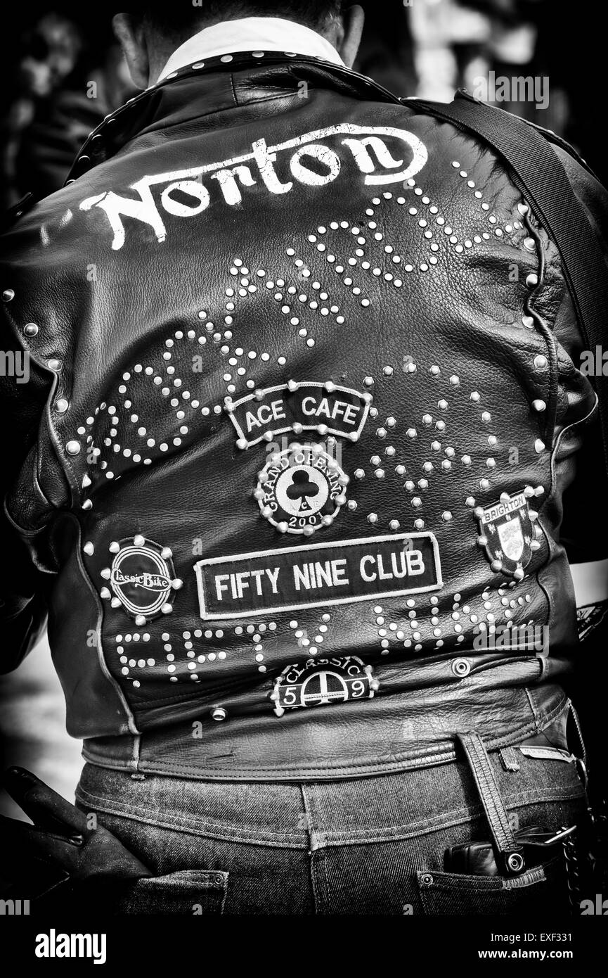 Rockers giacca di pelle ricoperta di borchie, patch e distintivi. Ton fino al giorno, Jack Hill Cafe, Northamptonshire, Inghilterra. Monocromatico Foto Stock