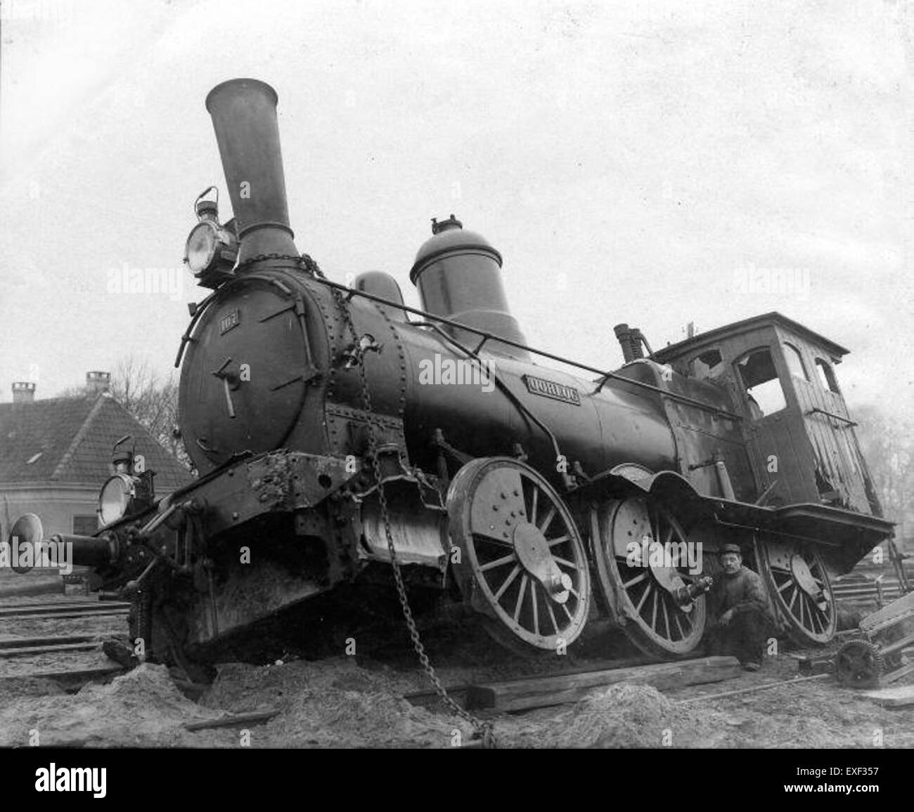 Questo dipinto raffigura una locomotiva dopo un incidente ferroviario, mostrando la distruzione e il caos causati dall'incidente. L'opera riflette l'impatto dell'industrializzazione e i rischi associati ai sistemi ferroviari in espansione nel XIX secolo. Foto Stock