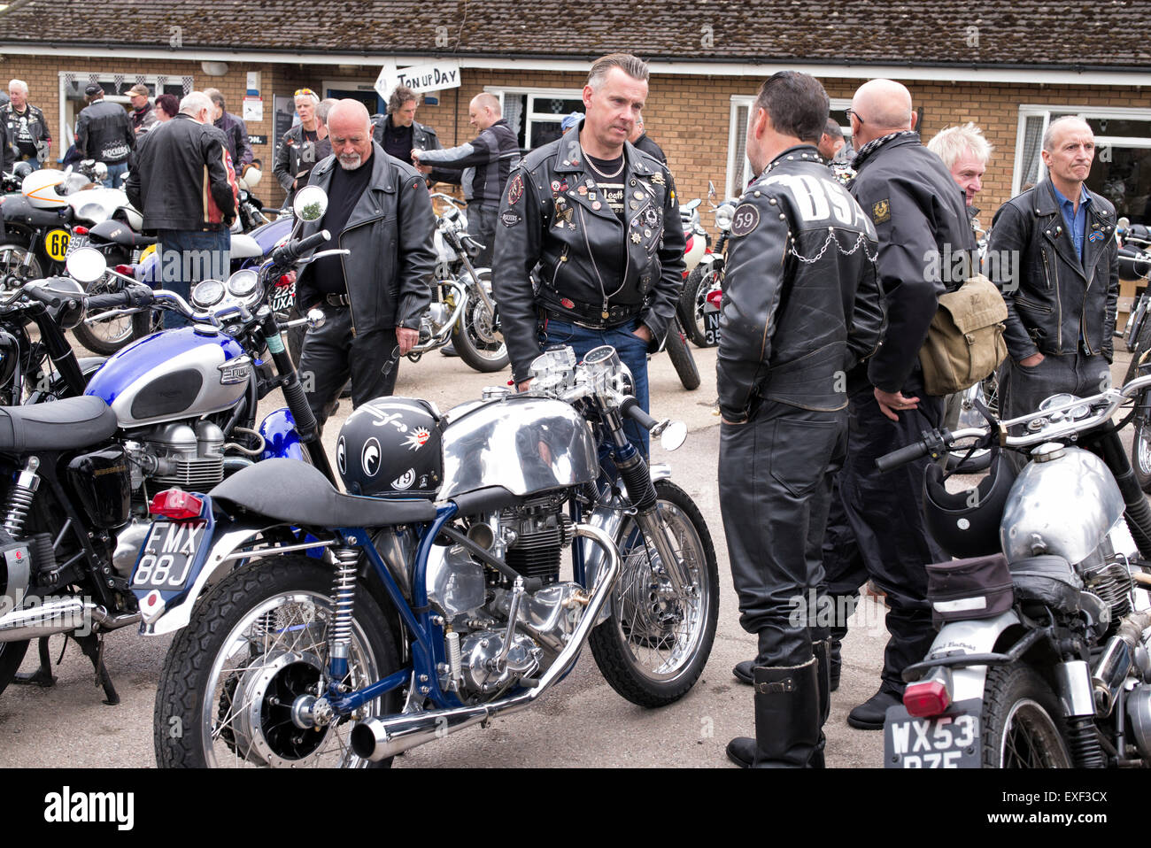 I bilancieri e British motocicli a Ton fino al giorno, Jack Hill Cafe, Towcester, Northamptonshire, Inghilterra. Foto Stock