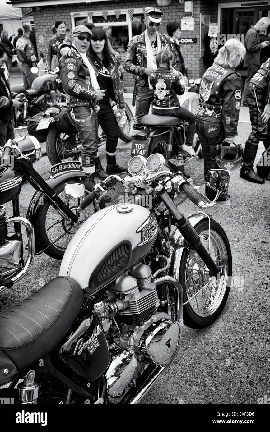 I bilancieri e British motocicli a Ton fino al giorno, Jack Hill Cafe, Towcester, Northamptonshire, Inghilterra. Monocromatico Foto Stock I bilancieri e British motocicli a Ton fino al giorno, Jack Hill Cafe, Towcester, Northamptonshire, Inghilterra. Monocromatico Foto Stock